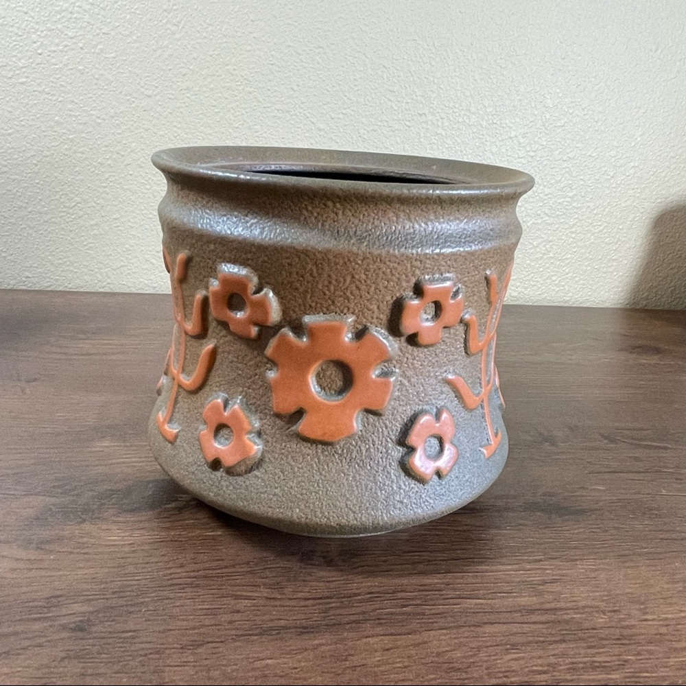 Hyalyn Pottery Embossed Mod Flower 60's Orange Planter 630 - Picture 2 of 10